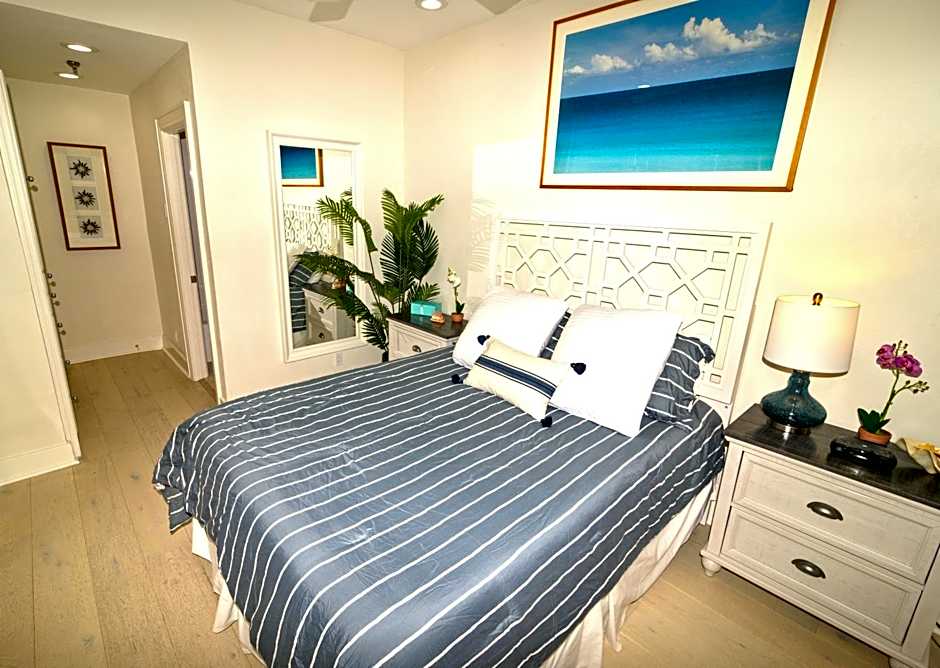 Tropical Beach Condo - Pool, Shops, 86" TV, WiFi
