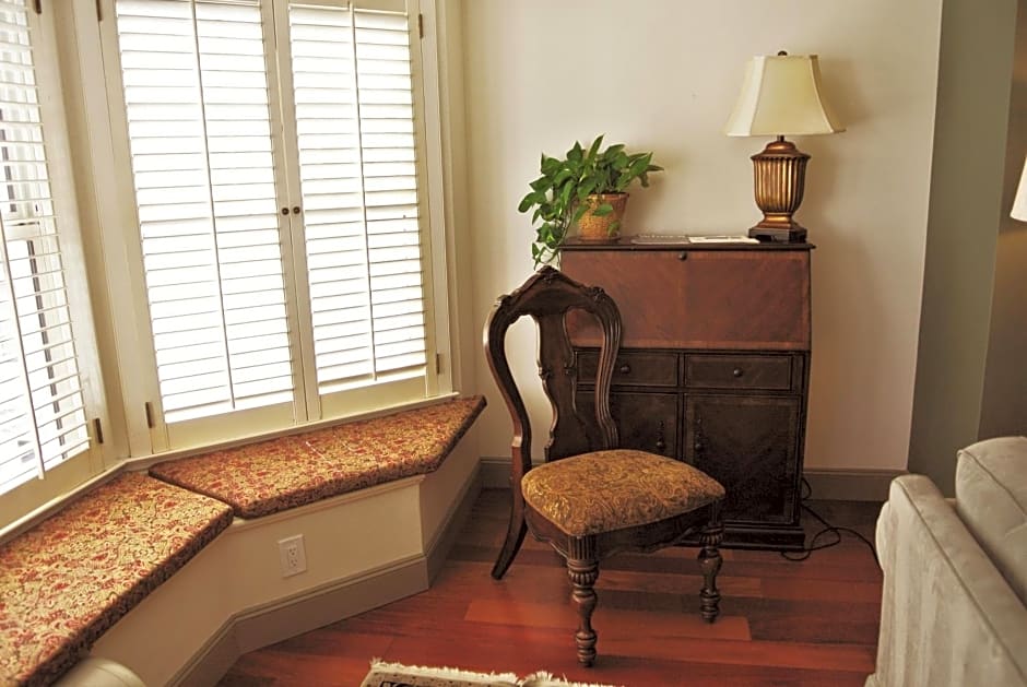 Cow Hollow Inn and Suites