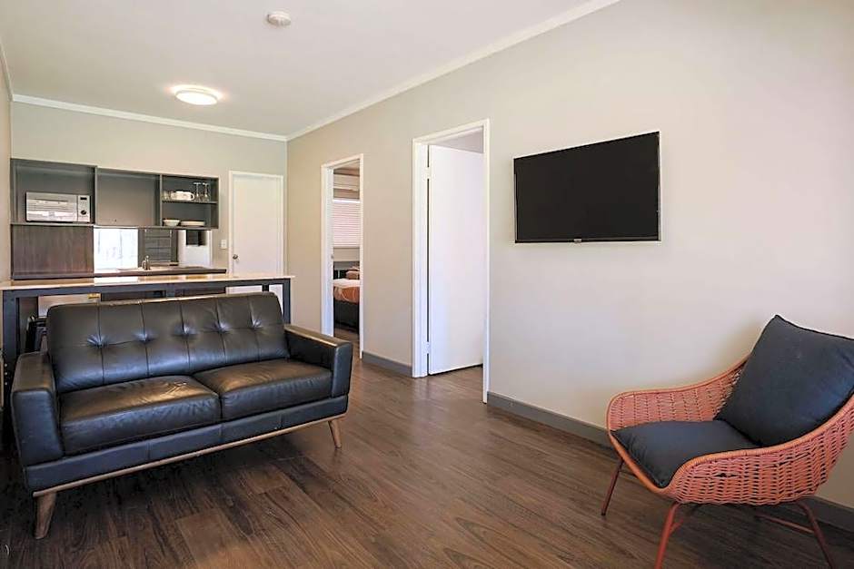 Seasons Hotel Newman