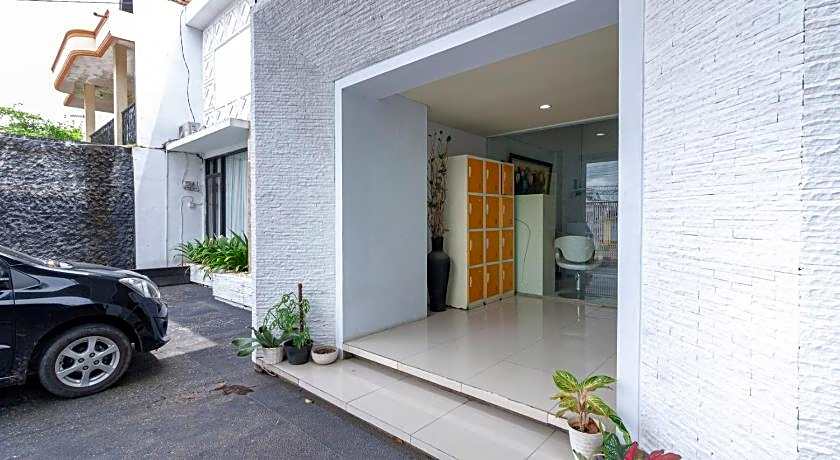 Urbanview Daniela Jambi by RedDoorz