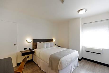 Family Suite 1 Queen Bed