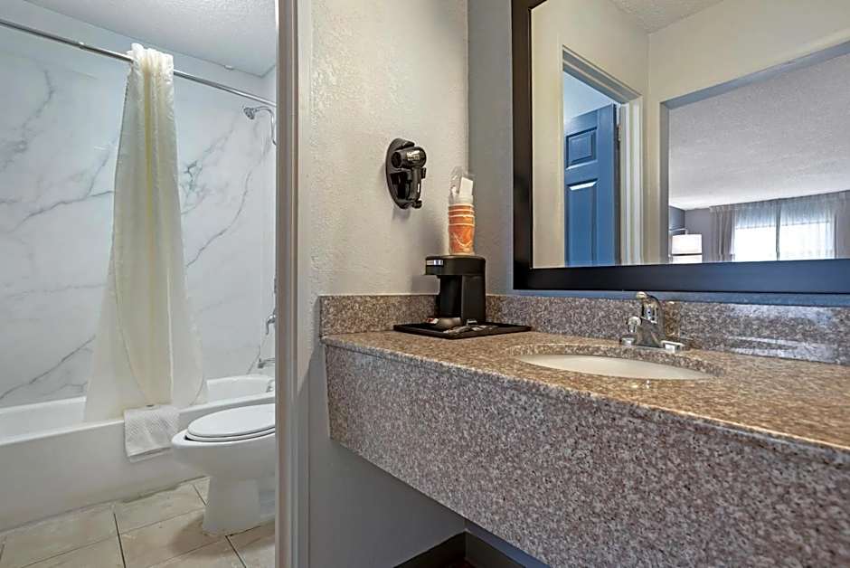 Quality Inn & Suites Near Lake Eufaula