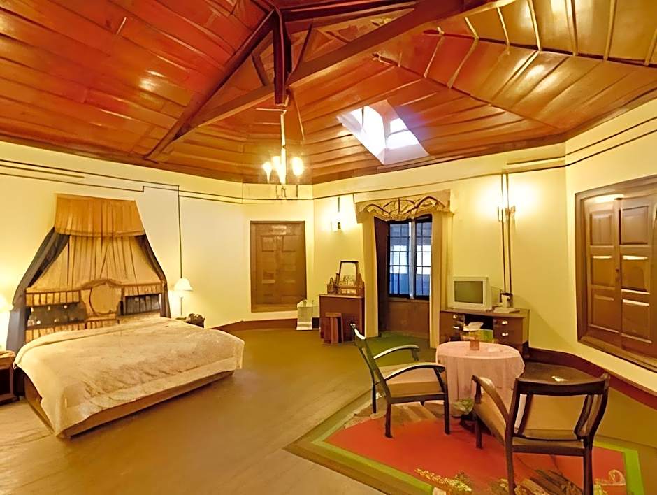 Chevron Rosemount Hotel