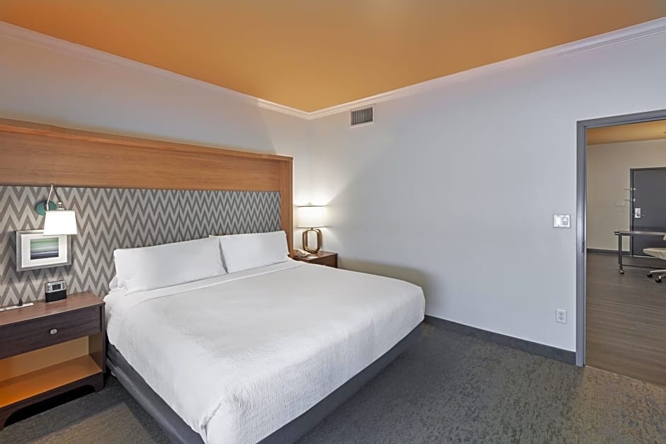Holiday Inn and Suites McKinney - Allen By IHG