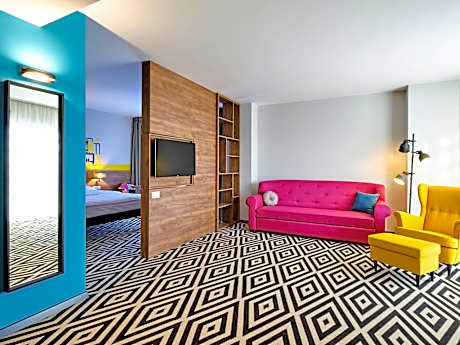 Spacious apartment with living room and bedroom with 1 double bed and 1 sofa for 2 people