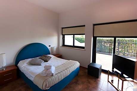 Apartment with Garden View