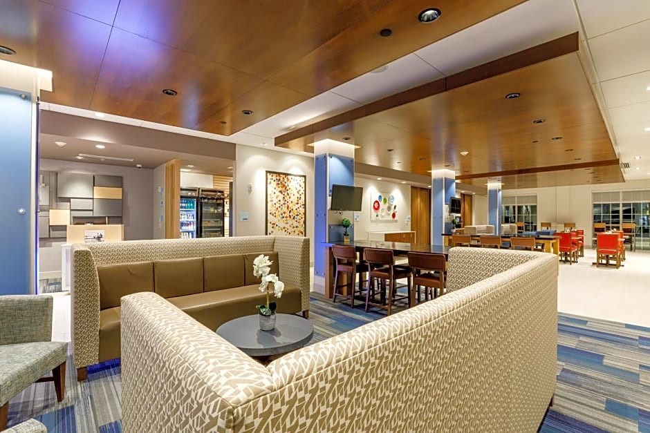Holiday Inn Express & Suites Sturbridge By IHG