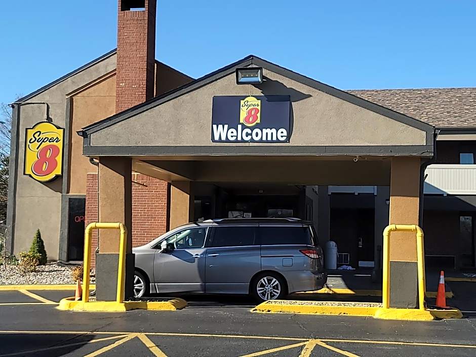Super 8 by Wyndham Kansas City Airport North