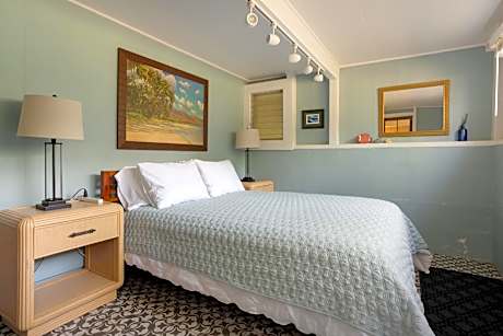 Standard Double Room with Shared Bathroom