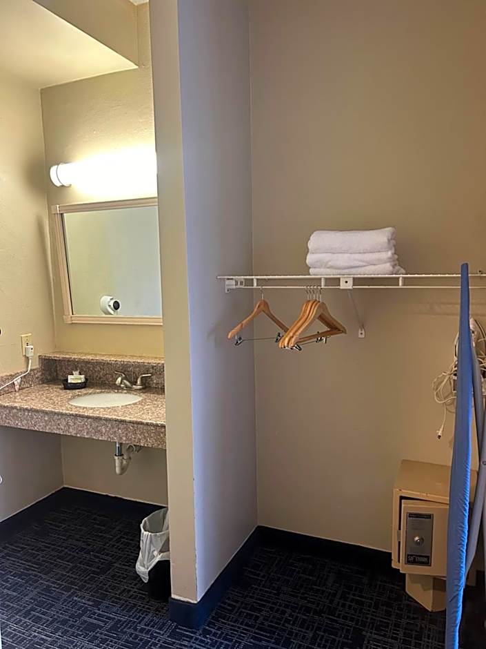 Days Inn by Wyndham Virginia Beach At The Beach