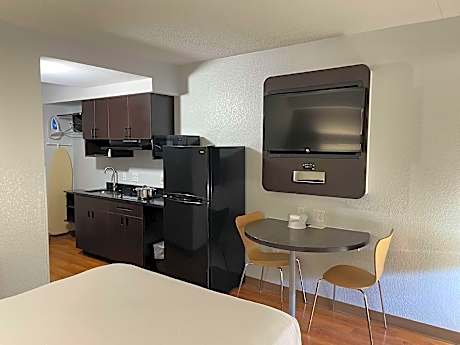 1 King Bed | Smoking, Kitchen