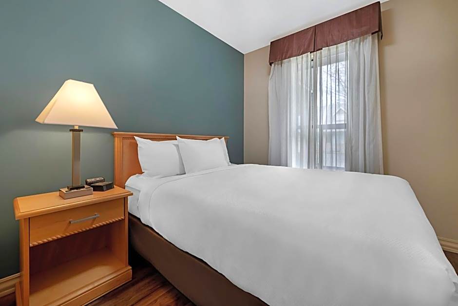 Econo Lodge Inn & Suites