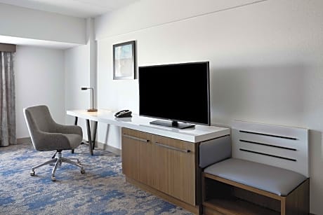 2 Queen Mobility Hearing Accessible Studio with Tub