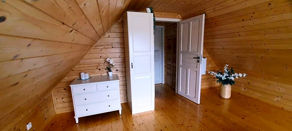 Szary domek nad jeziorem