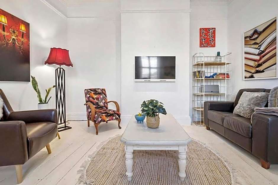 Urban Vibes at Grappa Court North Hobart