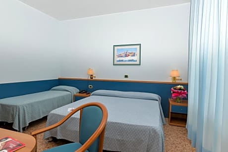 Single Room with Balcony and Lateral Sea View
