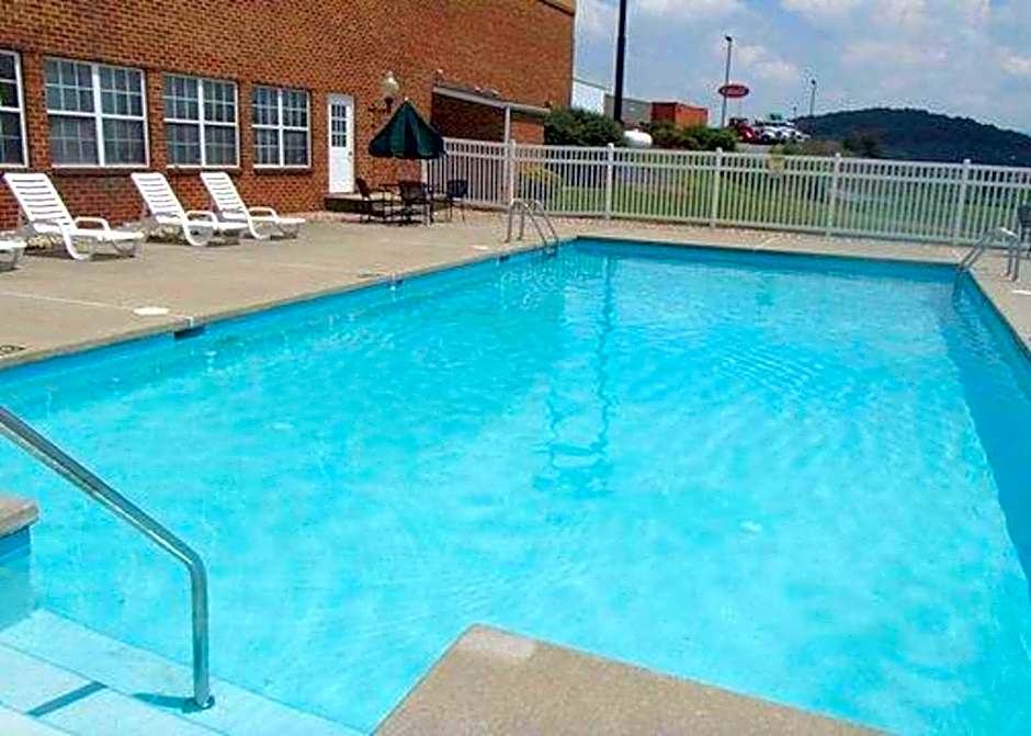 Comfort Inn & Suites Raphine - Lexington near I-81 and I-64