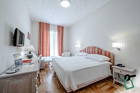 Deluxe Double Room with Side Sea View