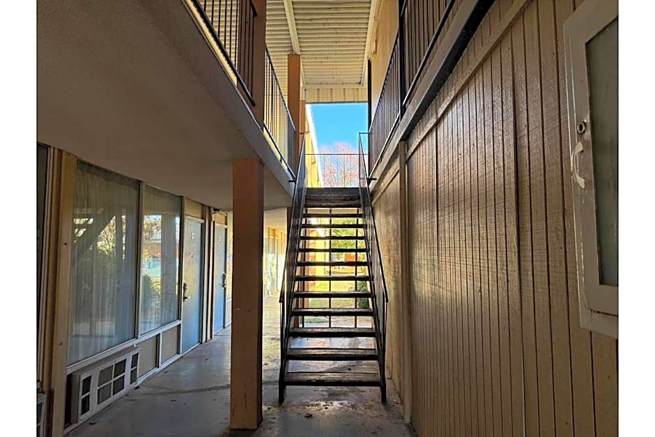 Castle Inn & Suites by OYO Lawton