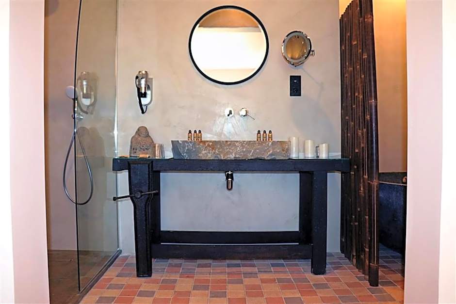 L Amourier chambres charme et confort avec Jacuzzi ou baignoire XXL