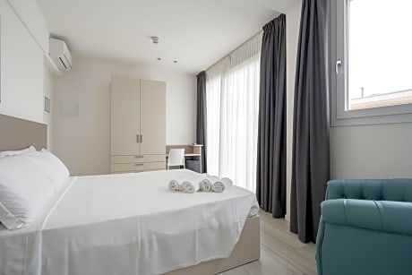 Deluxe Double Room with Side Sea View