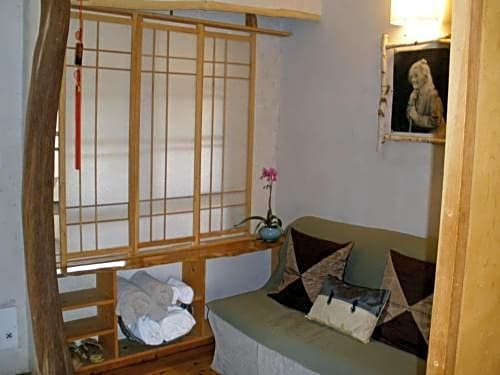 Les Artistes Inn