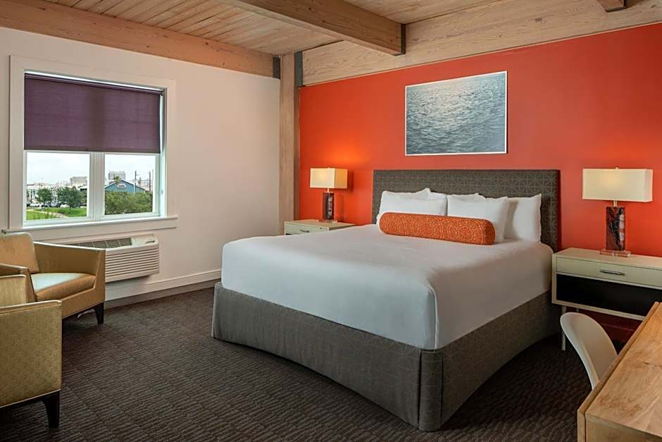 Harbor House Hotel and Marina at Pier 21