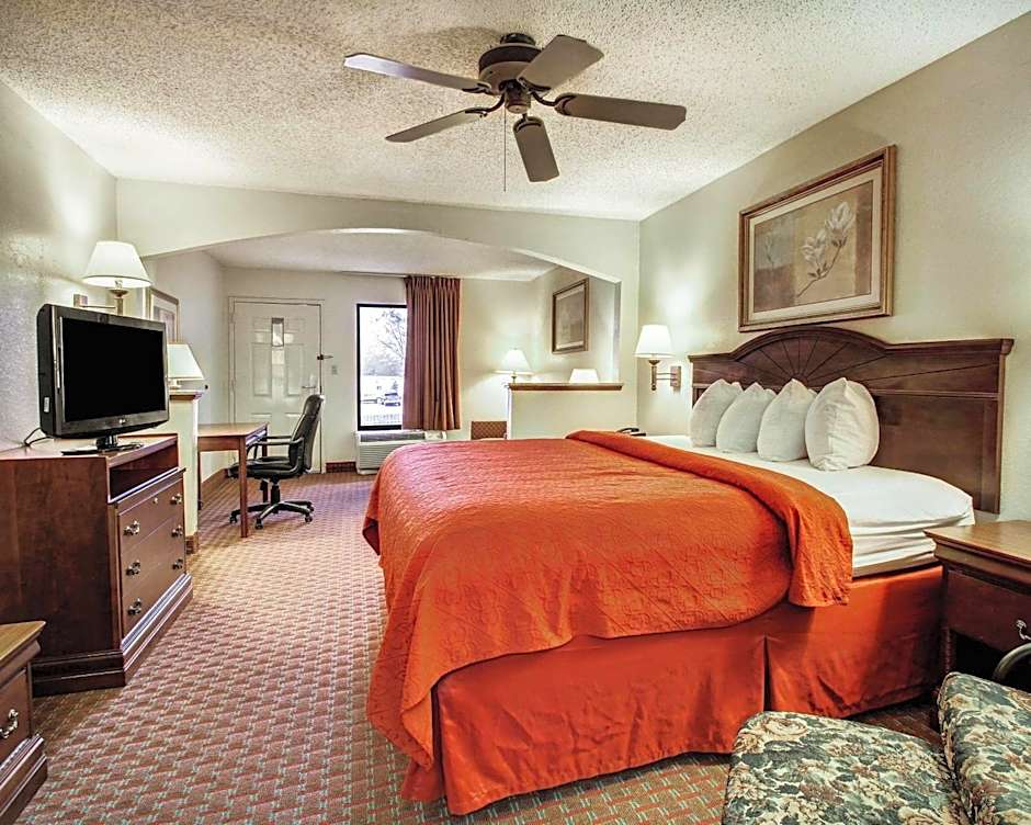 Quality Inn & Suites Clinton - Jackson West