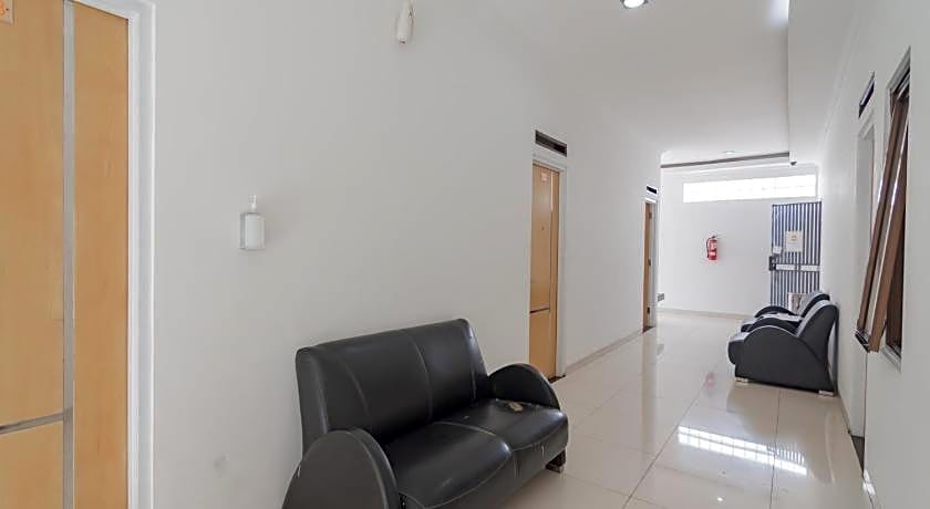 RedDoorz near Alun Alun Bandung 3