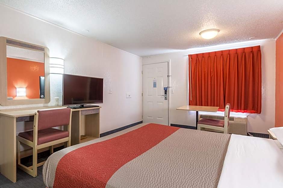 Travelodge by Wyndham Lansing