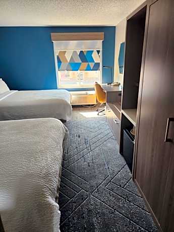 Queen Room with Two Queen Beds Hearing Accessible with Roll-In Shower - Non-Smoking