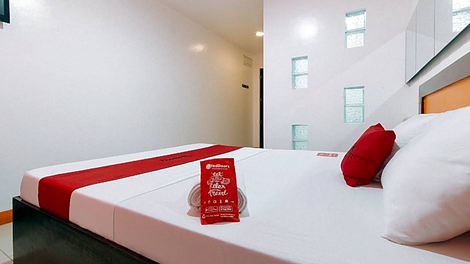 RedDoorz @ EL Runway Hotel Bulacan