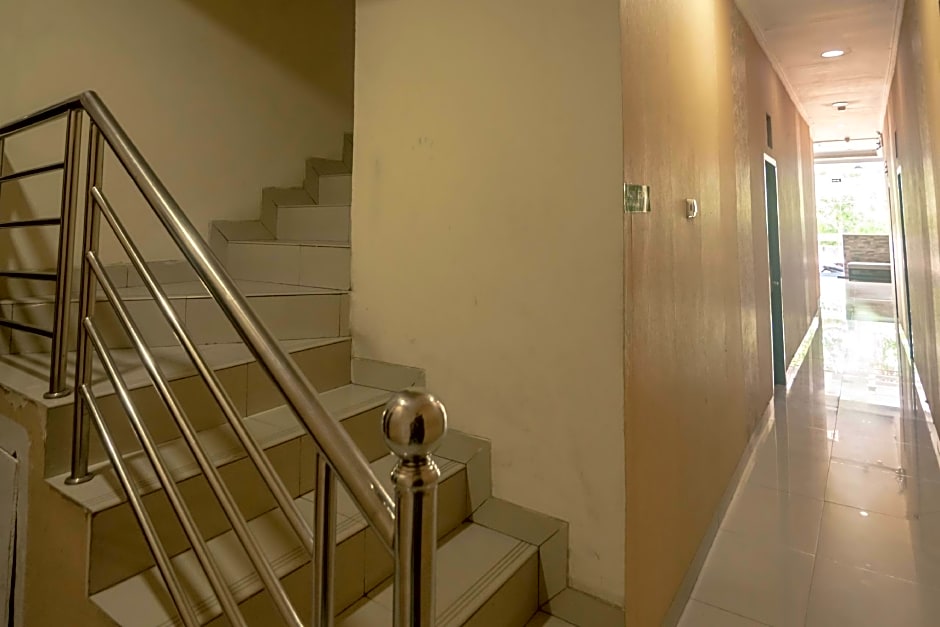 RedDoorz near RS Husada