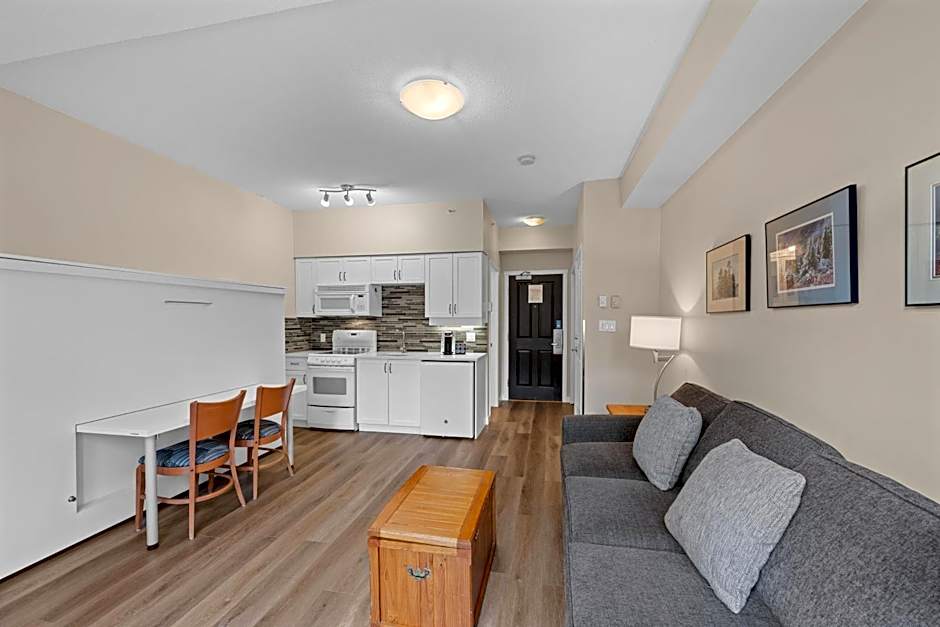 Alpenglow Lodge Studio with park view by MVA