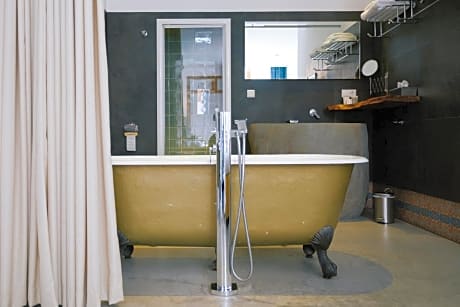 Deluxe King Suite