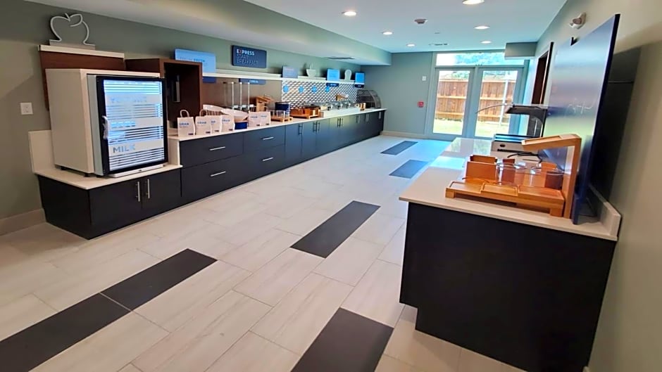 Holiday Inn Express & Suites Arlington North – Stadium Area by IHG