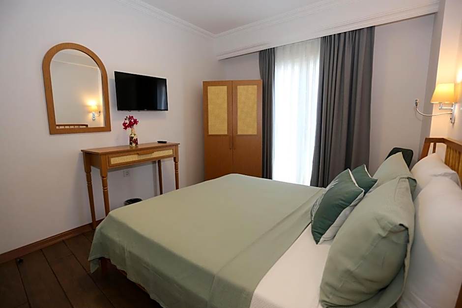 AtaÇesme Otel