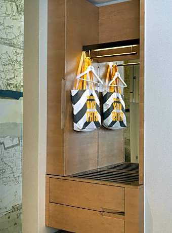 Queen Room with City View