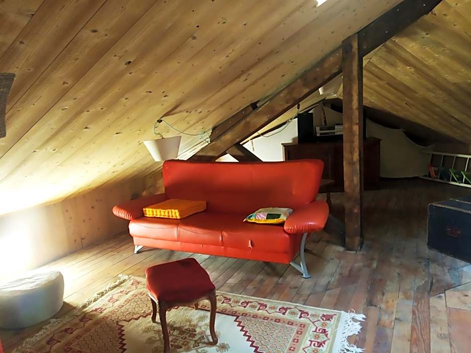 La Maison Rouge - Backpacker Hostel