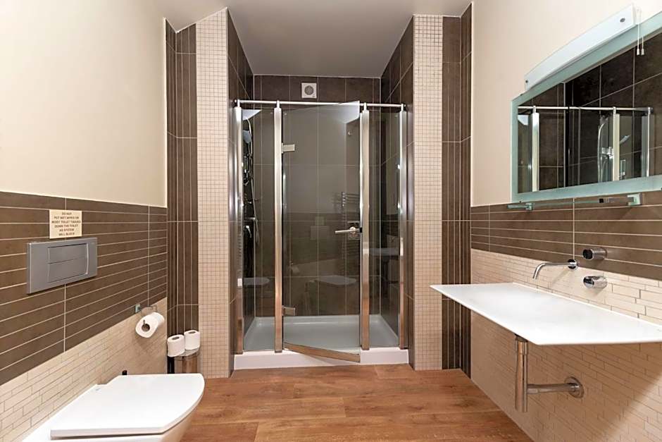 Tor Farm Lodges - Private Hot Tubs, Shared Seasonal Outdoor Pool, Dog Friendly