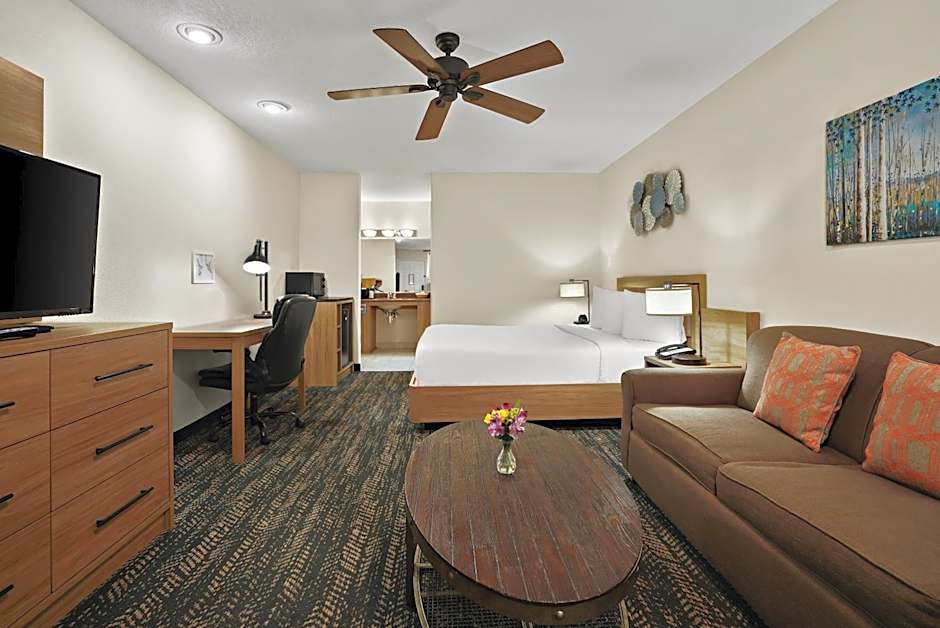 La Fuente Inn & Suites