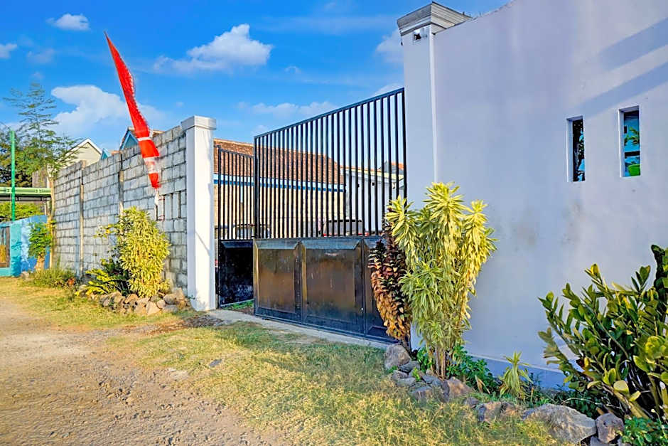 OYO Life 93017 Kost H Soeroso