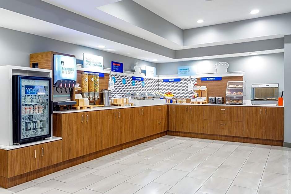 Holiday Inn Express & Suites Lancaster by IHG