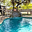 The Historic Leakey Inn