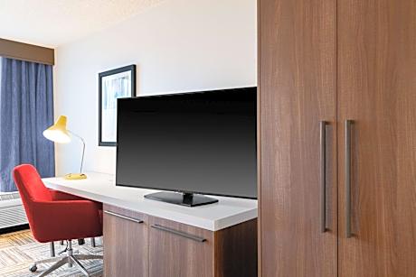 Queen Room with Roll-In Shower - Mobility and Hearing Access
