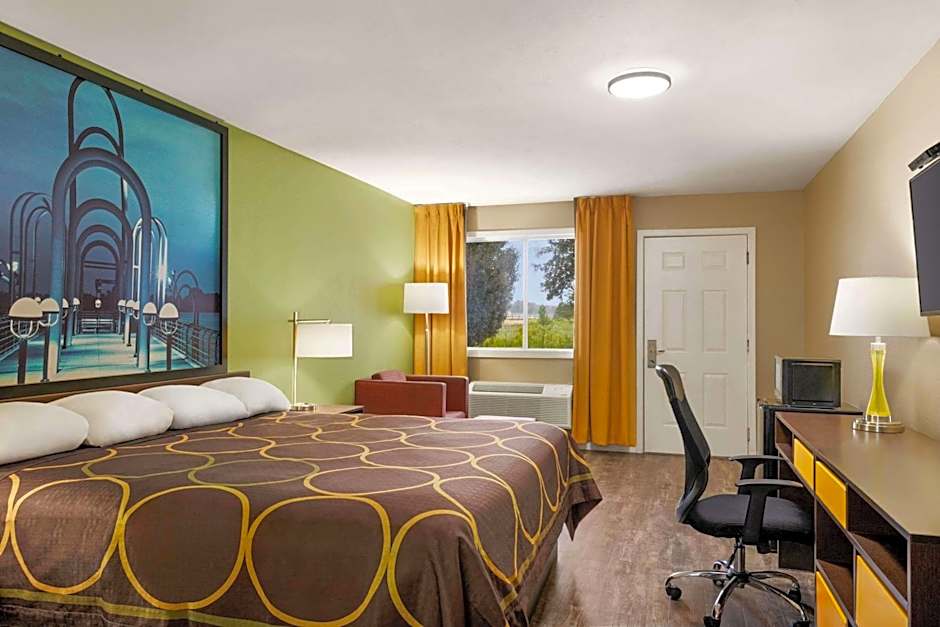 Super 8 by Wyndham Brookhaven