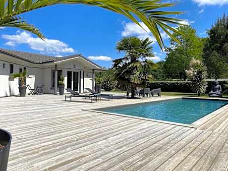 Villa avec piscine chauffée proche plage Océane