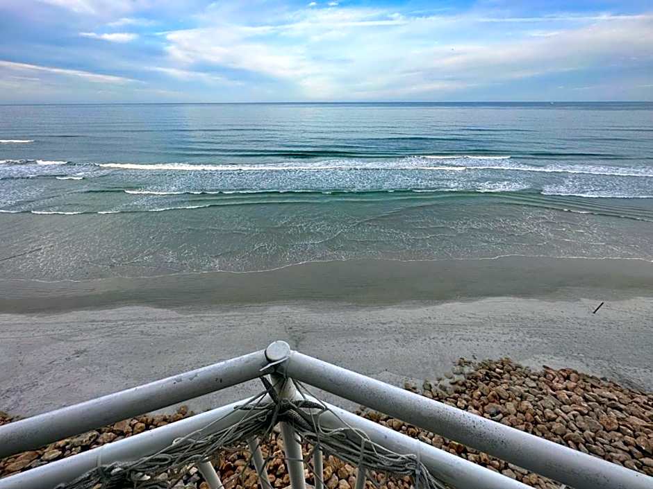 Beach Oasis 704 Lovely Daytona ocean front for 5 sleeps up to 12