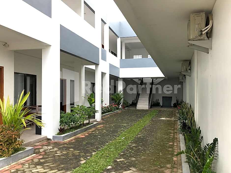 Hotel D88 Mitra RedDoorz near Santera Flower Garden