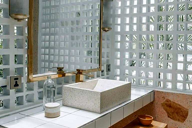 The Rocks - 6BR Beachfront Villa, Surf-in Location